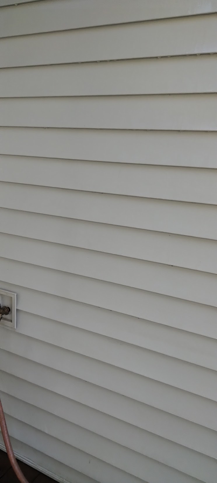 Pressure washing siding to remove dirt and algae in Eugene, OR